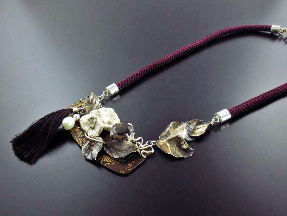 Engraved accessories A choker with a motif of a comb used to tie Japanese hair.