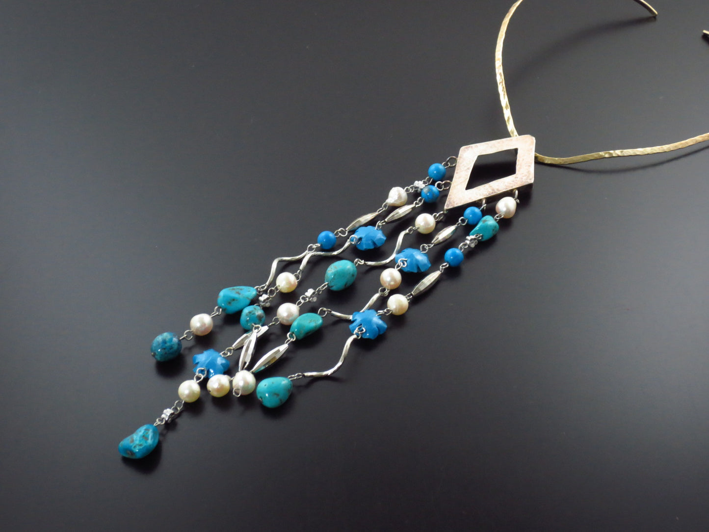 Engraved accessories A gorgeous and swaying choker with turquoises and pearls