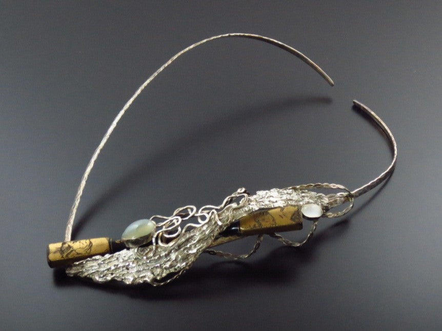 A choker with a flowing design using Japanese hair accessories. engraving accessories