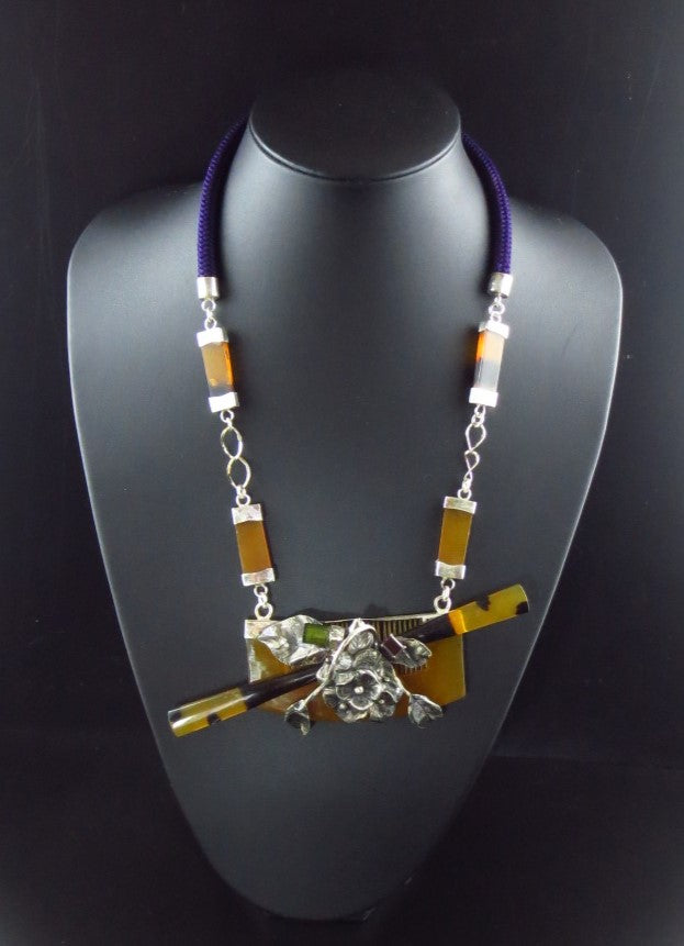 Metal engraving accessories A choker with a flowing design made from Japanese hair accessories.